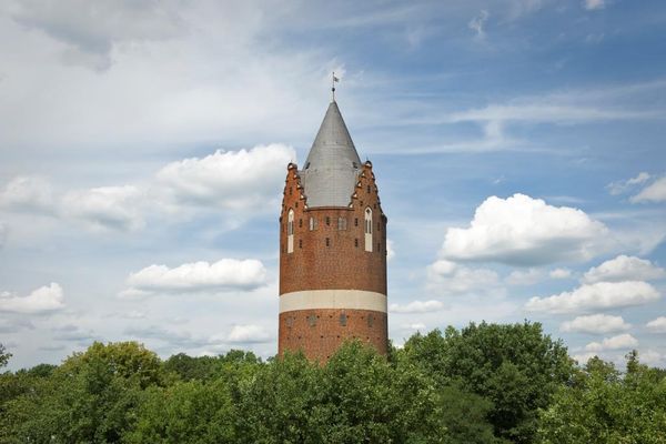 Illustratives Bild eines Wasserturms